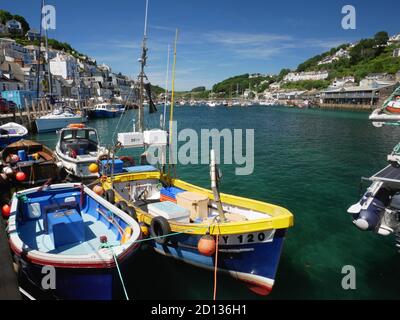 Guardando il fiume dal porto di West Looe, Cornovaglia. Foto Stock