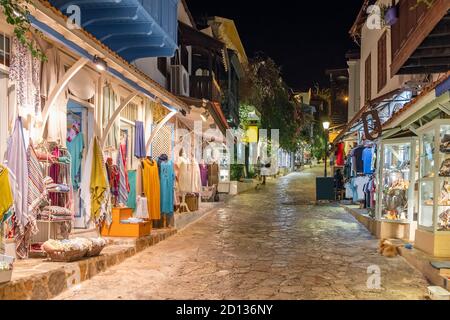 Vista sulla strada nella città vecchia di Kas con negozi di lusso la sera, Turchia Foto Stock