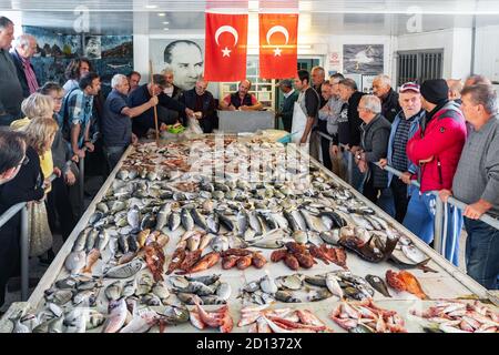 Vari pesci freschi per la vendita all'asta di frutti di mare al mercato del pesce di Alacati, Turchia. Foto Stock
