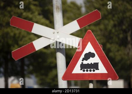 AADORP, PAESI BASSI - Set 07, 2020: Segnale stradale olandese raffigurante un treno che significa che c'è un passaggio ferroviario davanti con una croce dietro significato lì Foto Stock