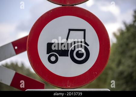 AADORP, PAESI BASSI - 07 settembre 2020: Segnale stradale vietato sul lato della strada che indica che non è consentito ai trattori di andare su strada ahe Foto Stock