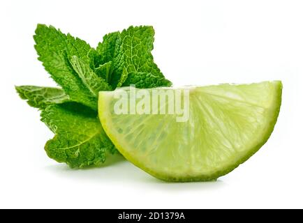 Lime e menta isolati su sfondo bianco Foto Stock