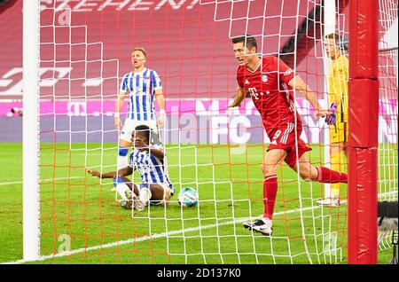 Calcio Monaco - Hertha, Monaco 04 ottobre 2020. Robert LEWANDOWSKI, FCB 9 punteggi, spara goal per , Tor, Treffer, 2-1, Alexander SCHWOLOW, Hertha 1 FC BAYERN MUENCHEN - HERTHA BSC BERLIN 1.German Soccer League , Monaco di Baviera, 04 ottobre 2020. Stagione 2020/2021, match day 03, FCB, München, Monaco di Baviera © Peter Schatz / Alamy Live News - le NORMATIVE DFL VIETANO QUALSIASI USO DI FOTOGRAFIE come SEQUENZE DI IMMAGINI e/o QUASI-VIDEO - Foto Stock