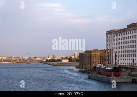 Vista elevata dell'aeroporto della City of London, del derelict Millennium Flour Mills e del Royal Victoria Dock, docklands, Londra, Regno Unito Foto Stock