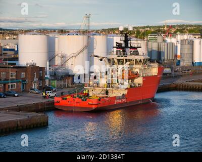 Ormeggiata nel porto di Aberdeen, Scozia, la Grampian Defiance, un'imbarcazione di sicurezza in attesa / emergenza e soccorso. Foto Stock