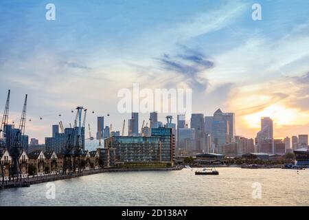 Regno Unito, Londra, Docklands. Central Business District da East London, che mostra Royal Victoria Docks, O2 Millennium Dome e la funivia Emirates Foto Stock