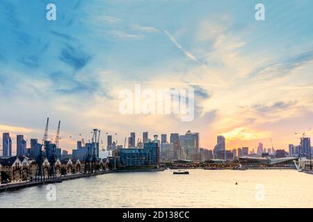 Regno Unito, Londra, Docklands. Central Business District da East London, che mostra Royal Victoria Docks, O2 Millennium Dome e la funivia Emirates Foto Stock