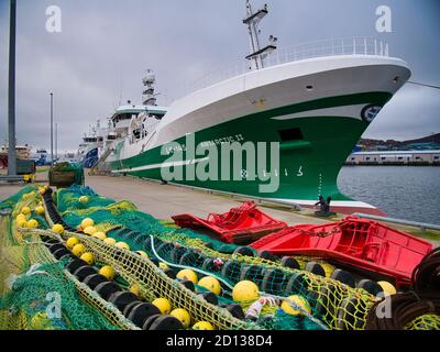 Con reti in primo piano e ormeggiate al porto di Lerwick, l'Antartico II (LK 145) - una delle flotte pelagiche Shetland Foto Stock