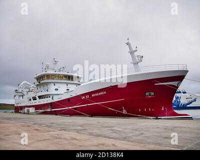 Ormeggiata al porto di Lerwick, la Ricerca (LK 62), un peschereccio di midwater costruito nel 2018 - una delle flotte di pesca pelagiche Shetland Foto Stock