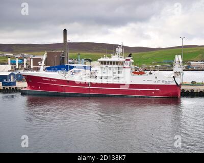 Ormeggiata al porto di Lerwick, la Ricerca (LK 62), un peschereccio di midwater costruito nel 2018 - una delle flotte di pesca pelagiche Shetland Foto Stock