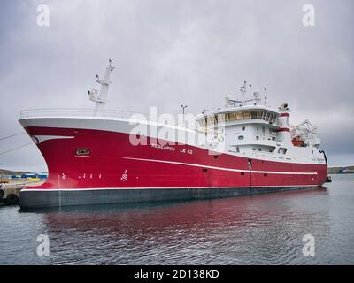 Ormeggiata al porto di Lerwick, la Ricerca (LK 62), un peschereccio di midwater costruito nel 2018 - una delle flotte di pesca pelagiche Shetland Foto Stock