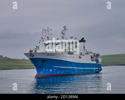 Il peschereccio di ricerca del governo scozzese MRV Scotia che arriva a Lerwick, Shetland. Costruita nel 1998, la nave opera nel Mare del Nord e nell'EAS Foto Stock