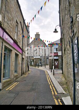 Una vista su Mounthooly Street da Commercial Street nel centro della città di Lerwick, capitale di Shetland, Scozia, Regno Unito. Foto Stock