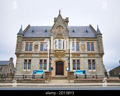 In stile Baronale Scozzese, il Municipio di Lerwick, progettato da Alexander Ross di Inverness e aperto nel 1883. Sede del Consiglio delle Isole Shetland. Foto Stock