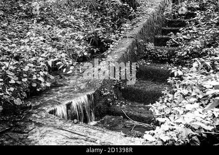 Water trovare la sua strada a Wharram Percy, North Yorkshire, Regno Unito Foto Stock