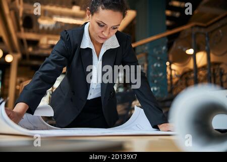 Primo piano di un architetto attento che si avvicina allo schizzo Foto Stock