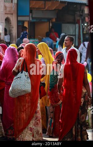 Un'immagine fuoco selettiva di un gruppo di donne indiane che indossano abiti tradizionali con colori vibranti a Pushkar, Rajasthan, India il 19 novembre 2018 Foto Stock