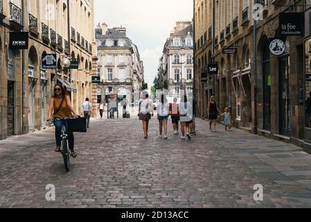 Rennes, Francia - 23 luglio 2018: Persone che camminano sulla strada commerciale nel centro storico della città. Foto Stock