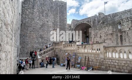 Dubrovnik, Croazia - Maggio 2014: Famosa città vecchia di Dubrovnik con turisti in visita. La città vecchia di Dubrovnik è stata dichiarata Patrimonio dell'Umanità dall'UNESCO nel 1979. Foto Stock