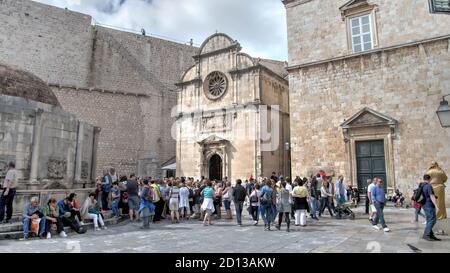 Dubrovnik, Croazia - Maggio 2014: Famosa città vecchia di Dubrovnik con turisti in visita. La città vecchia di Dubrovnik è stata dichiarata Patrimonio dell'Umanità dall'UNESCO nel 1979. Foto Stock