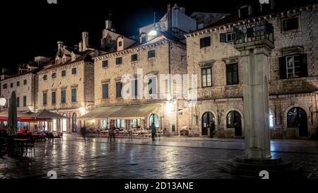 Dubrovnik, Croazia - Maggio 2014: Famosa città vecchia di Dubrovnik con turisti in visita di notte. La città vecchia di Dubrovnik è stata dichiarata Patrimonio dell'Umanità dall'UNESCO Foto Stock