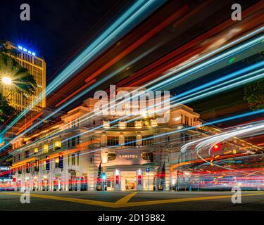 Foto a lunga esposizione di edifici iconici patrimonio conservato in architettura Singapore città di notte Foto Stock