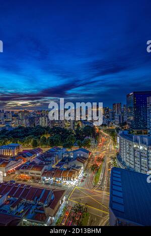 Lunga esposizione di auto sentieri luce nella città di Singapore contro architettura urbana e storica residenziale e iconica Foto Stock