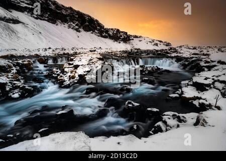 Piccola cascata di Fossalar con neve in inverno. Foto Stock