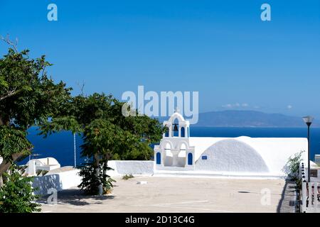 Particolare tipico di un campanile di una chiesa ortodossa bianca nel villaggio di Oia, santorini, cicladi, Grecia. Foto Stock