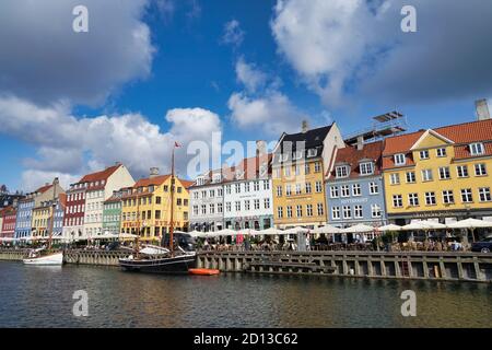 Bacino di Nyhavn con tipiche case colorate a Copenhagen, in Danimarca, il giorno di sole Foto Stock