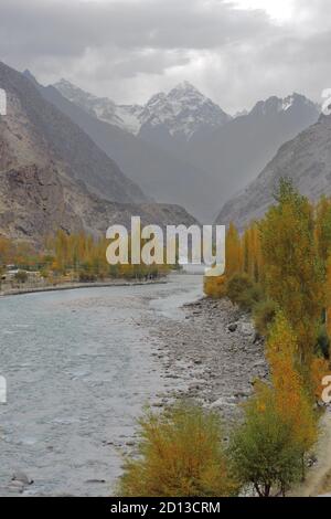 Sarfanaga jeep rally in shigar freddo deserto nelle zone settentrionali di gilgit baltistan , Pakistan Foto Stock