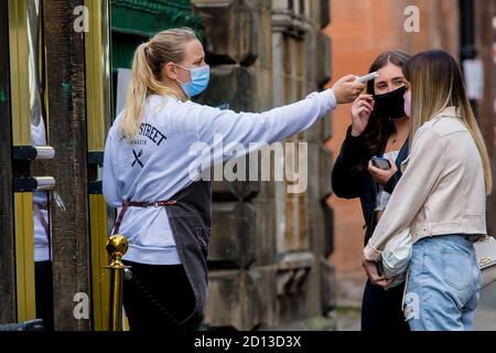 I clienti hanno la loro temperatura al pub 'Rose Street Gardens', che dovrebbe essere influenzato dall'ultimo annuncio del primo ministro scozzese sulle restrizioni covid-19. Credito: Euan Cherry Foto Stock