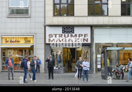 Kunert calzini, fermata bus, Friedrich Wilhelm del luogo, Aachen, Renania settentrionale-Vestfalia, Germania, Kunert Struempfe, Bushaltestelle, Friedrich-Wilhelm-Platz, Foto Stock