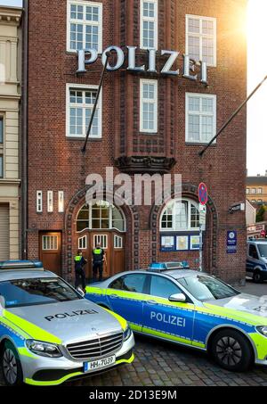 Amburgo, Germania - Set 14, 2020:edificio della polizia tedesca e segno su un muro ad Amburgo, Reeperbahn. Dipartimento di polizia di Amburgo 15 Foto Stock