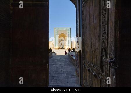 Moschea di Kalan vista dalla madrassah araba Mir-i . Bukhara, Uzbekistan Foto Stock