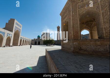 Cortile interno della moschea Kalyan, parte del Po-i-Kalyan complesso in Bukhara, Uzbekistan Foto Stock