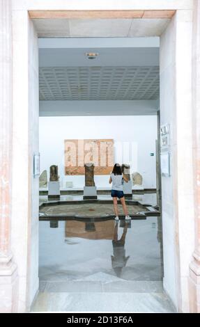 Siviglia, Spagna - 7 luglio 2018: Giovane donna in visita al museo archeologico di Siviglia, Andalusia, Spagna Foto Stock