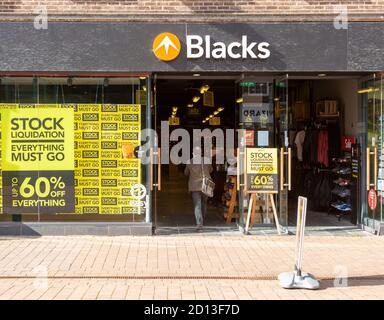 Liquidazione delle scorte tutto deve andare vendita negozio, negozio di Blacks a Newbury, Berkshire, Inghilterra, Regno Unito Foto Stock