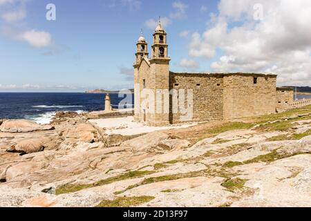 Muxia, Spagna. La Punta da Barca, con il faro e il santuario di Nuestra Senora de la Barca Foto Stock