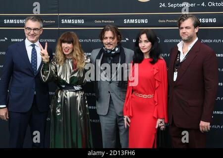 Christian Junge, Victoria Mary Clarke, Johnny Depp, Gina Deuters e Stephen Deuters alla prima del documentario "Crock of Gold: A pochi round con Shane MacGowan" al 16° Festival del Cinema di Zurigo 2020 in corso. Zurigo, 2 ottobre 2020 | utilizzo in tutto il mondo Foto Stock