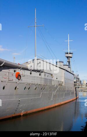 27 settembre 2020 HMS Caroline, un incrociatore leggero della Royal Navy, decommissionato di classe C, ora nave del National Museum e ancorato in permanenza ad Alex Foto Stock