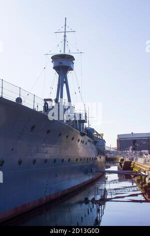 27 settembre 2020 HMS Caroline, un incrociatore leggero della Royal Navy, decommissionato di classe C, ora nave del National Museum e ancorato in permanenza ad Alex Foto Stock