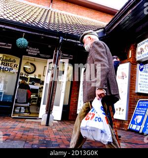 Londra UK ottobre 2020, acquirenti che indossano rivestimenti protettivi per il viso riducendo il rischio di COVID-19 Foto Stock