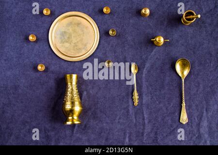 Stoviglie d'epoca d'oro in miniatura sul tavolo, piccoli oggetti Foto Stock