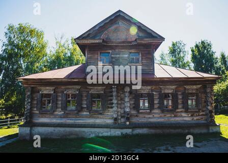 SUZDAL / RUSSIA - 25 AGOSTO 2015: Museo di architettura lignea e vita contadina a Suzdal. Antica città di Suzdal - parte dell'anello d'Oro della Russia Foto Stock