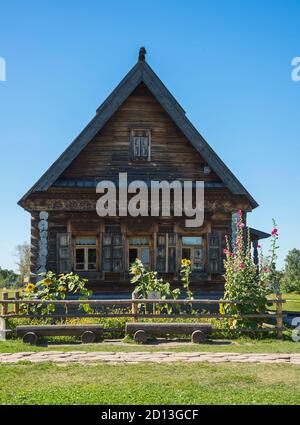 SUZDAL / RUSSIA - 25 AGOSTO 2015: Museo di architettura lignea e vita contadina a Suzdal. Antica città di Suzdal - parte dell'anello d'Oro della Russia Foto Stock