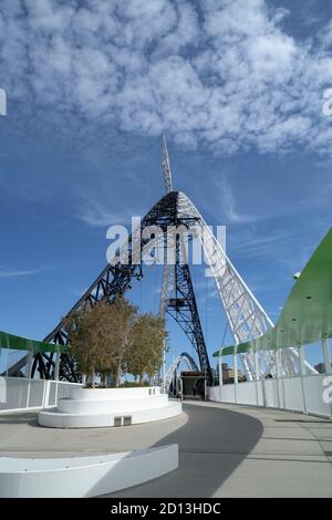 Matagarup Bridge, un ponte pedonale sospeso che attraversa il fiume Swan a Perth, Australia Occidentale Foto Stock