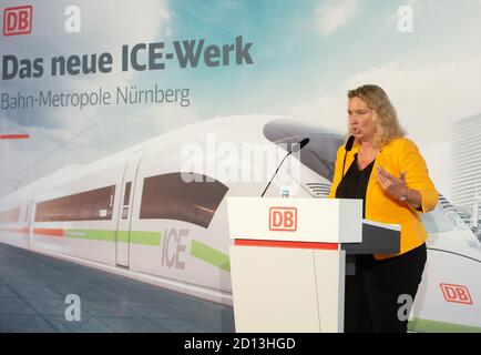 Norimberga, Germania. 05 ottobre 2020. Kerstin Schreyer (CSU), Ministro dei Trasporti della Baviera, gesti durante una conferenza stampa sul nuovo IMPIANTO DI GHIACCIO di Norimberga al Museo DB. Secondo un comunicato stampa della Deutsche Bahn, a Norimberga verrà costruita una fabbrica DI GHIACCIO a CO2 neutro, che dovrebbe creare 450 nuovi posti di lavoro. Credit: Timm Schamberger/dpa/Alamy Live News Foto Stock