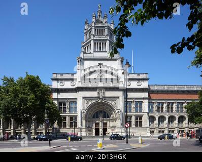 Victoria e Albert Museum. Città, strade e facciate di Londra, Londra, Regno Unito. Architetto: Vari, 2020. Foto Stock