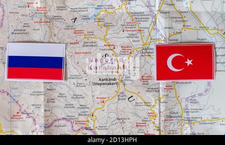 Bandiere di Russia e Turchia sullo sfondo del mappa di Nagorno-Karabakh Foto Stock